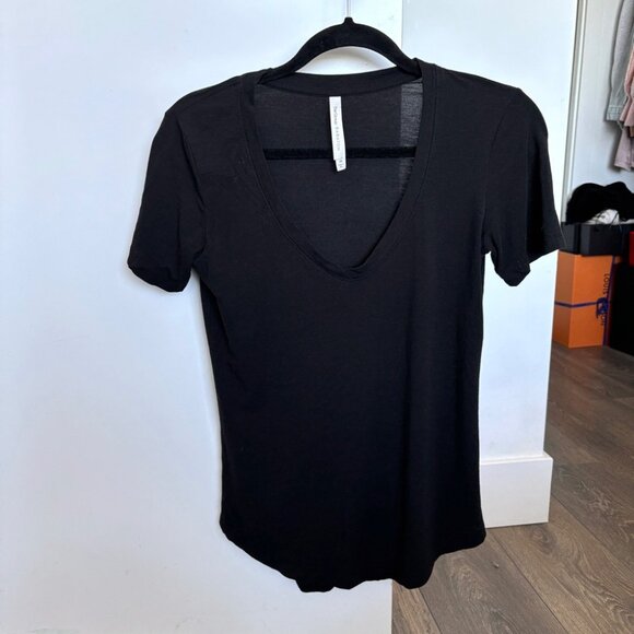 Aritzia The Group by Babaton Black Short Sleeve Tee - Picture 2 of 5